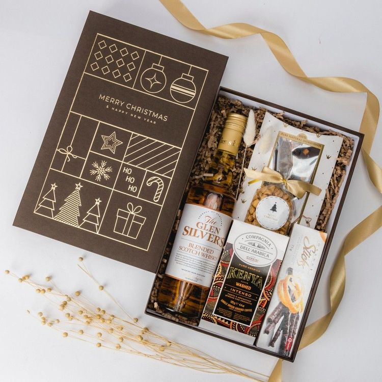 Świąteczny zestaw w brązowym pudełku z whisky Glen Silver's, kawą Compagnia Dell'Arabica i orzeszkami