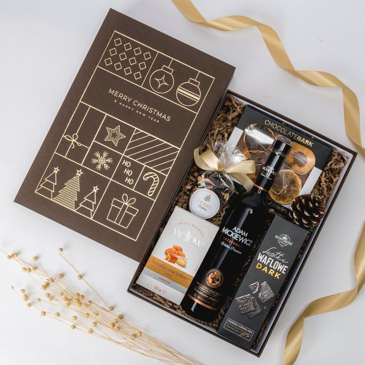 Świąteczny zestaw premium w brązowym pudełku z wódką Adam Mickiewicz i czekoladami Kopernik