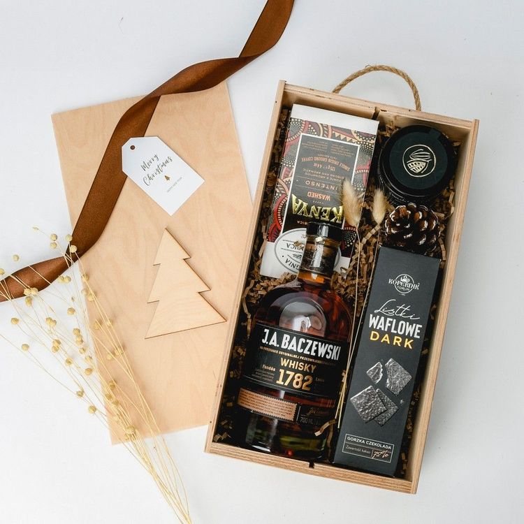 Świąteczna drewniana skrzynka z uchwytami sznurkowymi, whisky J.A. Baczewski, kawą Arabica i wafelkami Kopernik