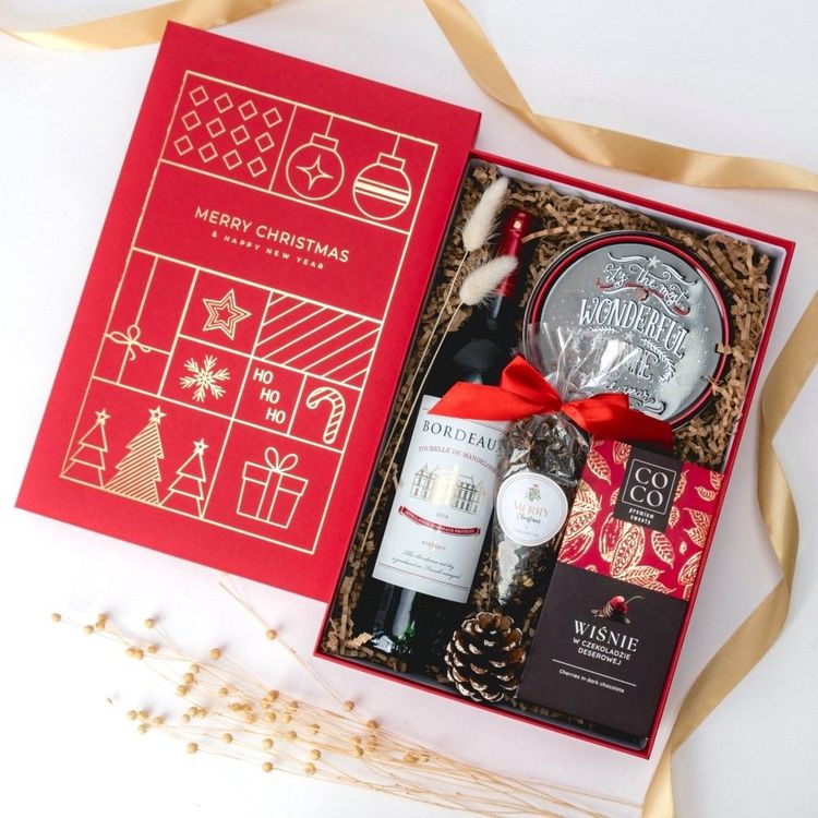 Świąteczny zestaw w czerwonym pudełku z winem wytrawnym, herbatą zimową i słodyczami