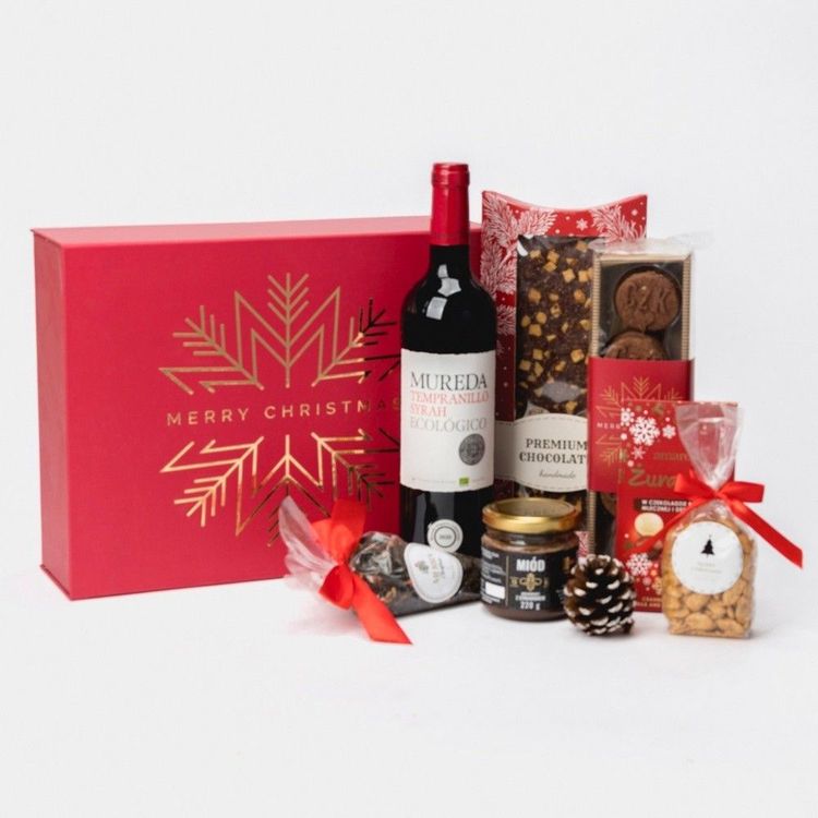 Czerwone pudełko świąteczne z winem Mureda, czekoladą, ciastkami kakaowymi i słodyczami