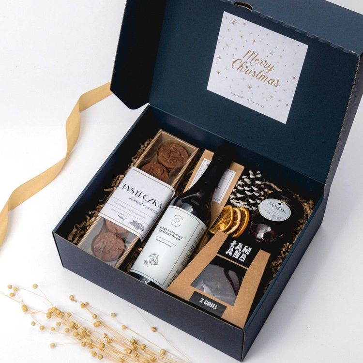 Granatowe pudełko świąteczne z czekoladą z chili, syropem wiśniowym, malinami i ciasteczkami