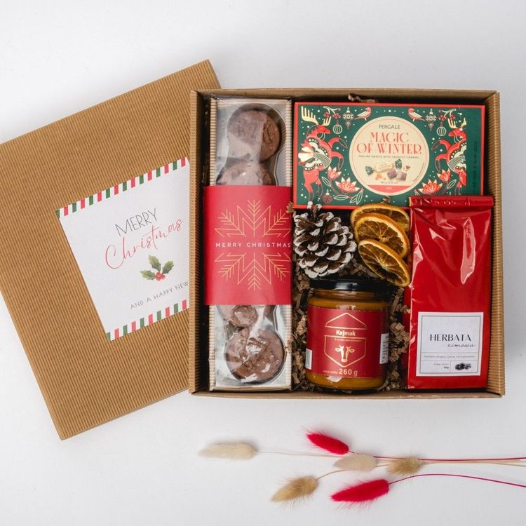 Brązowe pudełko kraft ze świątecznym zestawem pralin, kajmaku piernikowego, herbaty zimowej i ciasteczek kakaowych