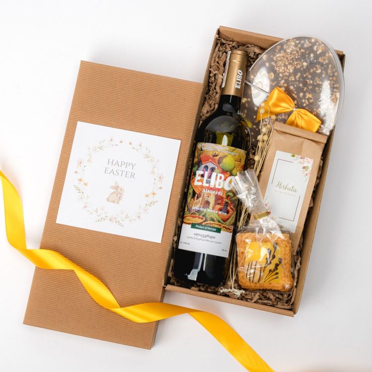 Brązowe pudełko kraft Happy Easter z butelką wina, pudełkiem jajka, herbatą i mazurkiem wielkanocnym