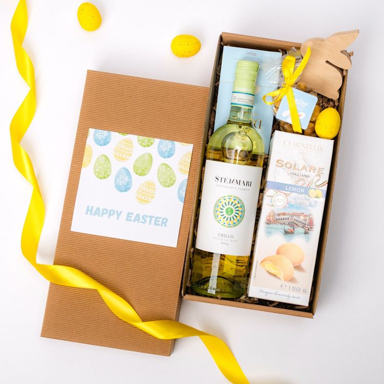 Brązowe pudełko kraft wielkanocne z wstążką, winem białym Stemmari i słodyczami