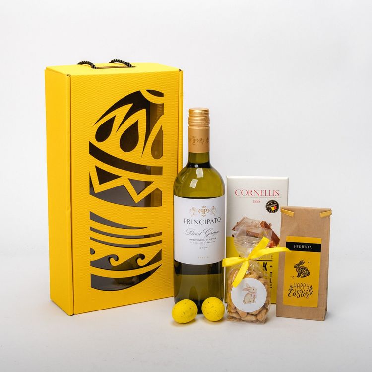 Żółte pudełko prostokątne z uchwytami sznurkowymi i ozdobnym wycięciem z winem Principato, czekoladą Cornellis 1888, herbatą i orzeszkami