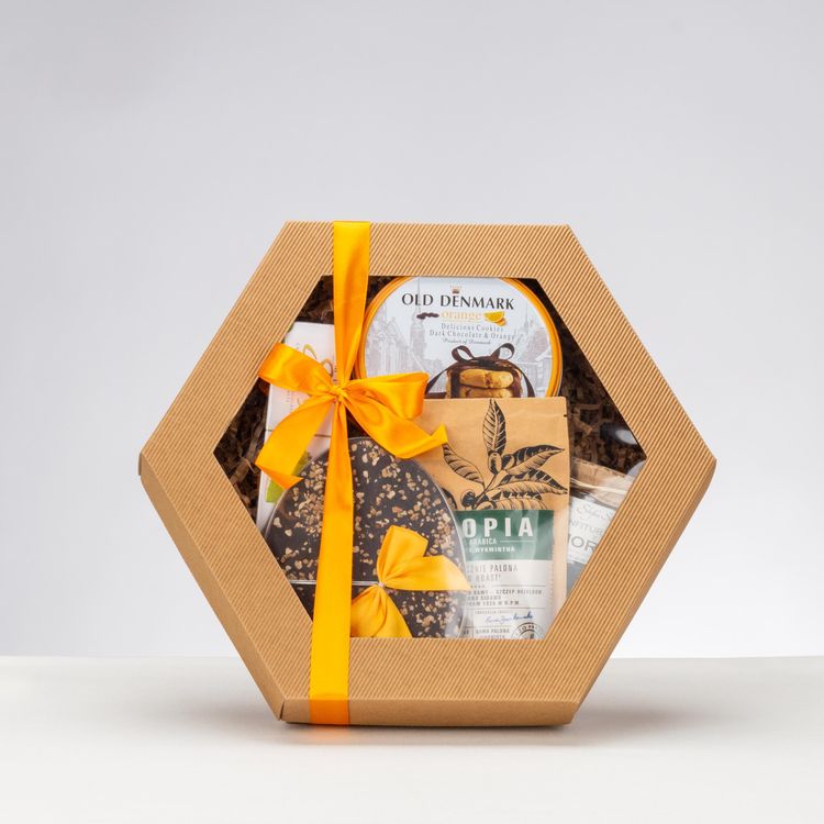 Wielkanocne sześciokątne pudełko kraft z okienkiem i wstążką z ciastkami, kawą ziarnistą, konfiturą morelową i czekoladowym jajkiem