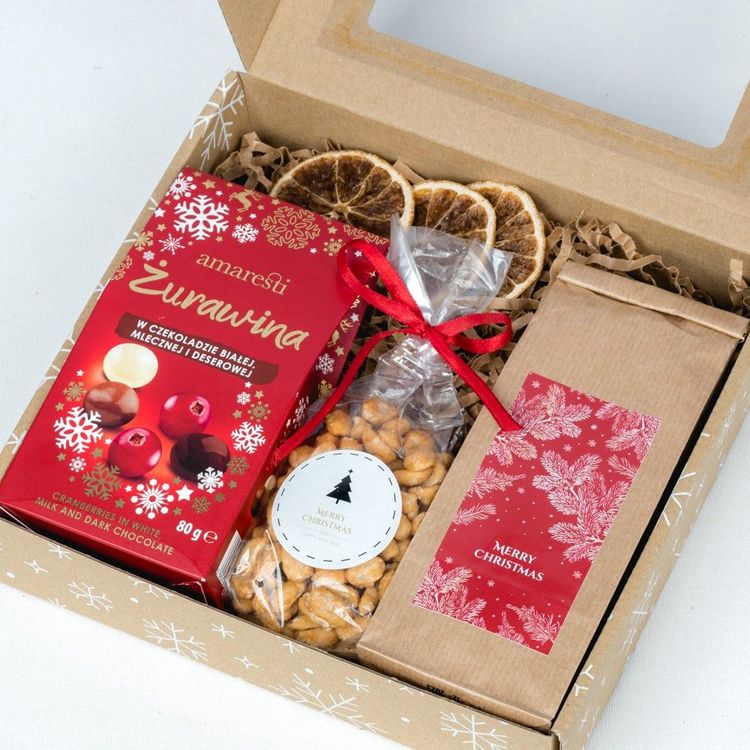 Świąteczne pudełko kraft z okienkiem z żurawiną w czekoladzie, orzeszkami i herbatą