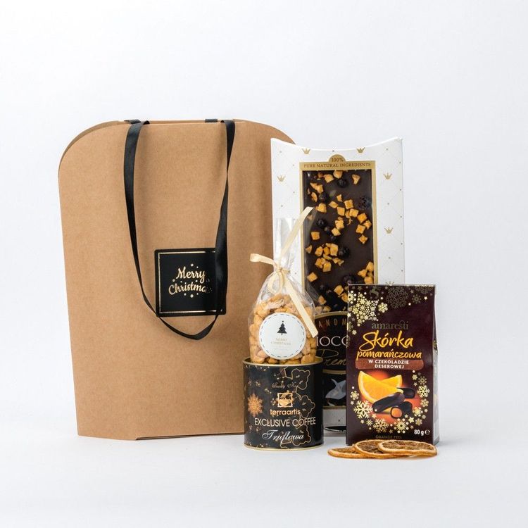 Świąteczna torba papierowa kraft z uchwytami sznurkowymi, kawa w puszce, orzeszki i czekoladki