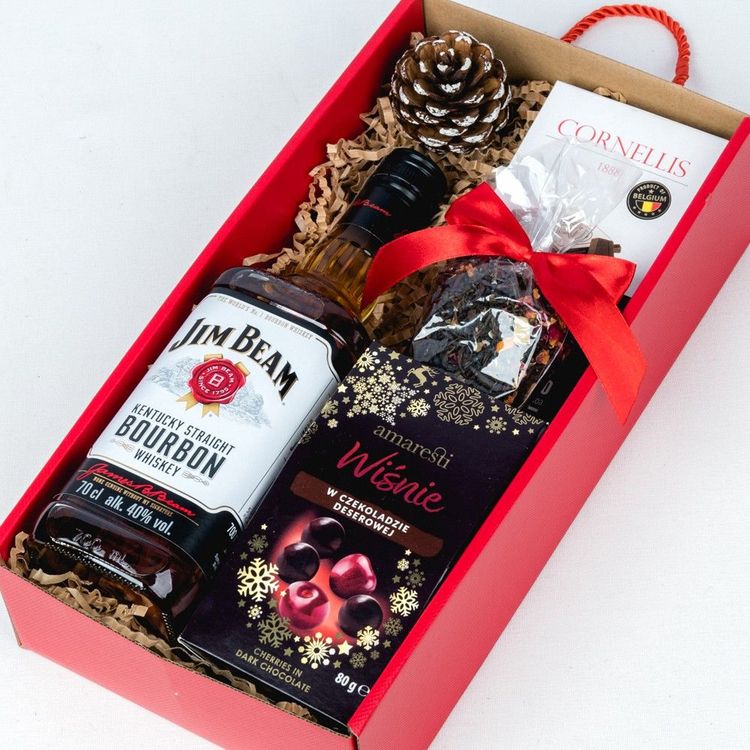 Czerwone pudełko świąteczne z uchwytami sznurkowymi, bourbonem Jim Beam, czekoladą i herbatą