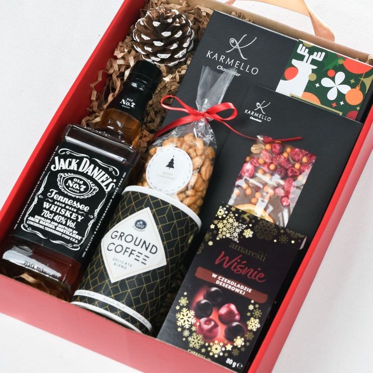 Świąteczny zestaw VIP w czerwonym pudełku z whiskey Jack Daniel's, kawą Ground Coffee i pralinami
