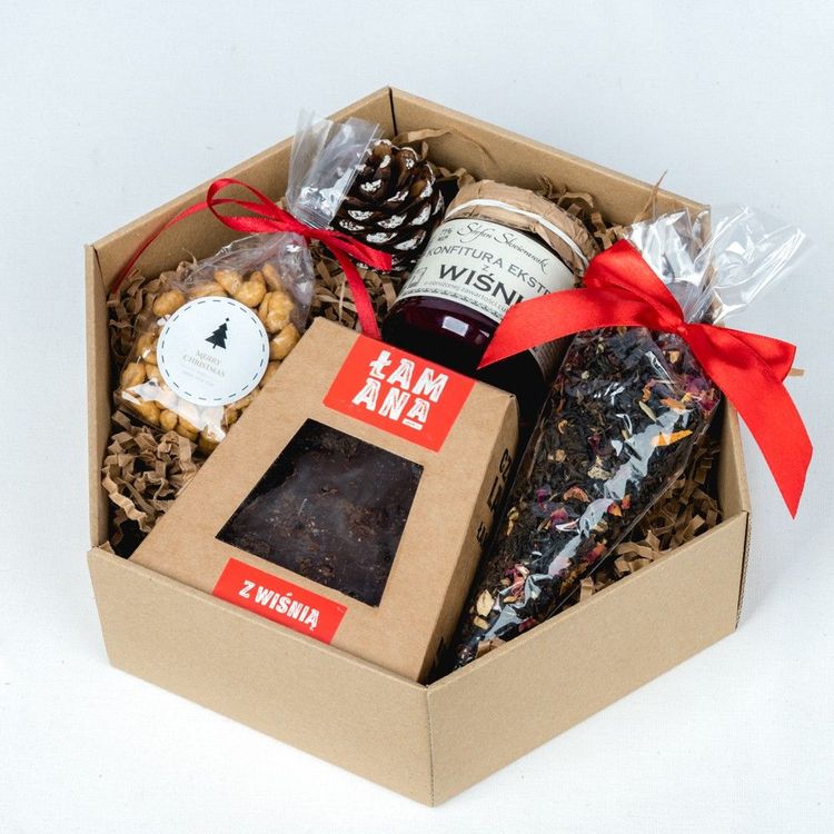 Świąteczny zestaw w wielokątnym pudełku kraft z orzeszkami w karmelu, konfiturą wiśniową, czekoladą i herbatą
