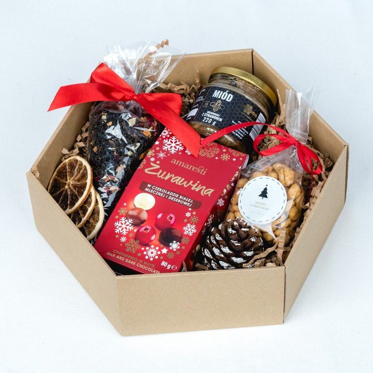 Świąteczne pudełko kraft brązowe wielokątne z herbatą, miodem z cynamonem, żurawiną w czekoladzie i orzeszkami