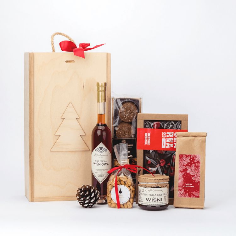 Drewniana skrzynia świąteczna z uchwytami sznurkowymi i choinką, nalewką wiśniową, czekoladą malinową i herbatą