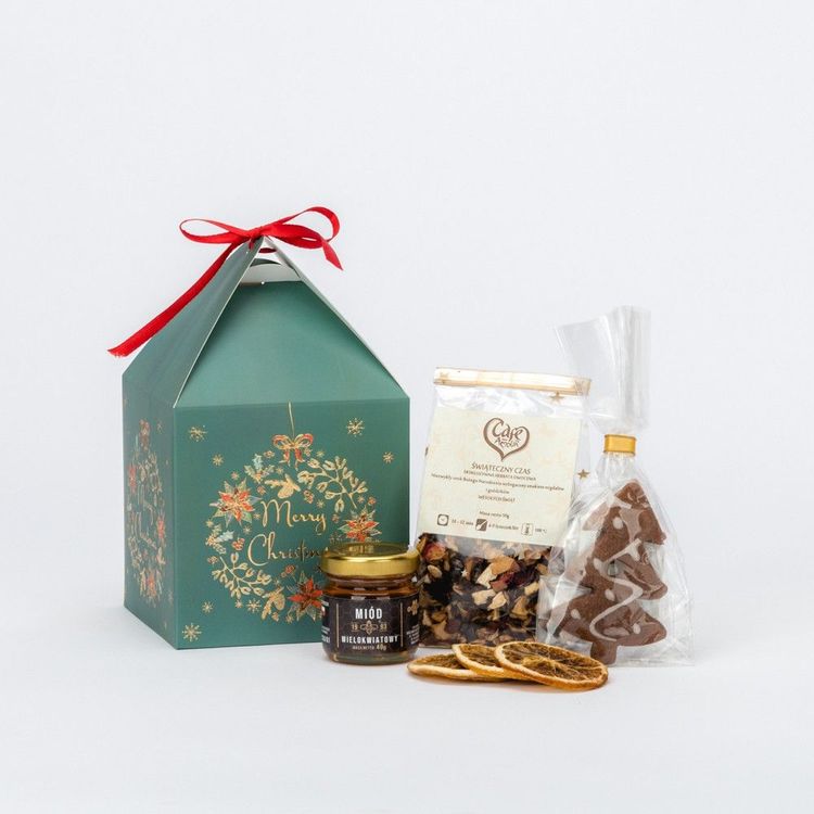 Zielone pudełko w kształcie domu z uchwytem, świąteczna herbata liściasta, piernik choinkowy i miód w słoiku