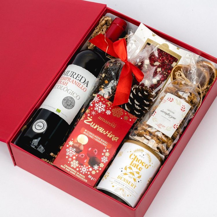 Świąteczny zestaw w czerwonym pudełku z winem Mureda, żurawiną w czekoladzie i ciastkami
