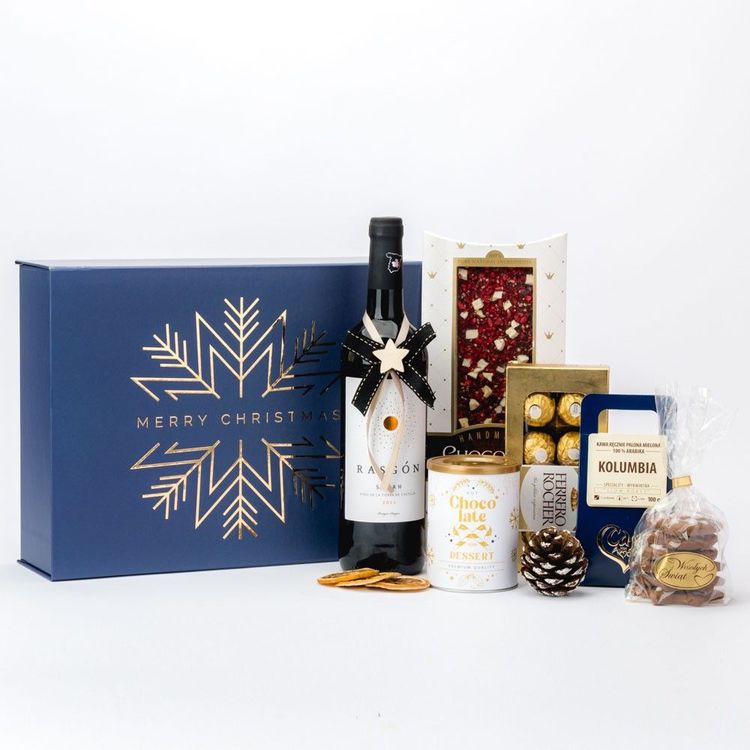 Świąteczny zestaw w granatowym pudełku z czerwonym winem, kawą, Ferrero Rocher i piernikami