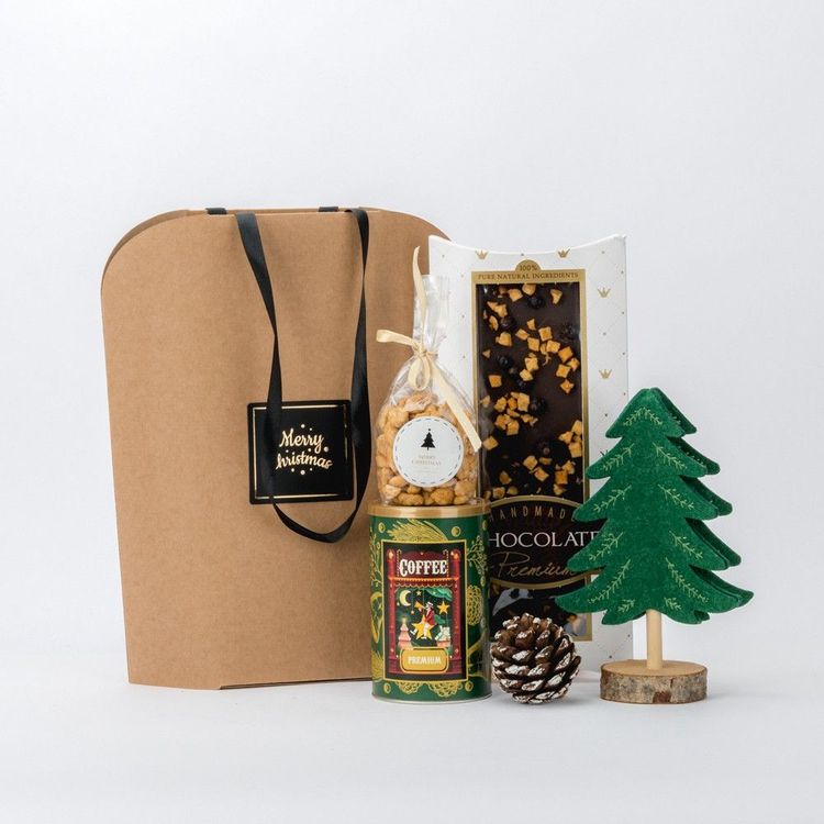 Świąteczna torba papierowa kraft z uchwytami, puszką kawy Ground Coffee i słodyczami