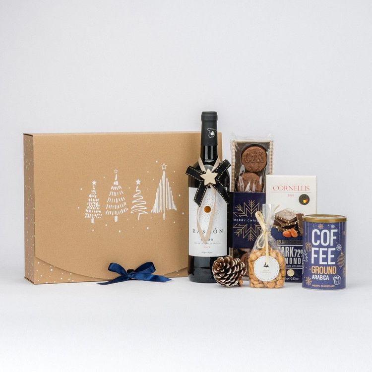 Świąteczne pudełko kraft z czerwonym winem, czekoladą belgijską, ciastkami kakaowymi i kawą w puszce
