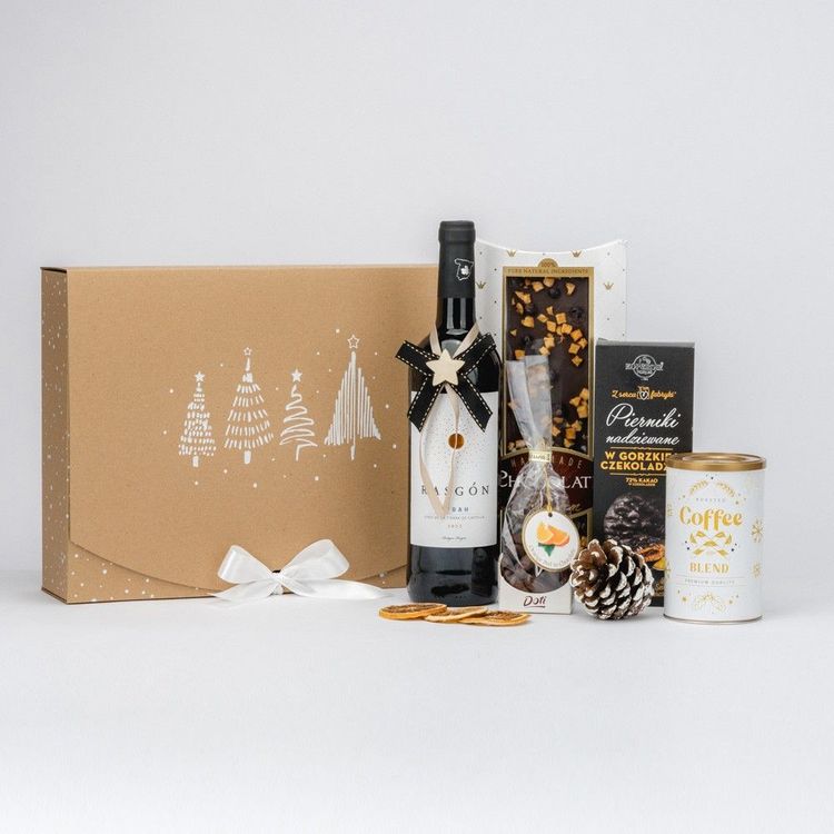 Świąteczne pudełko kraft z czerwonym winem, czekoladami, piernikami, skórką pomarańczową i kawą