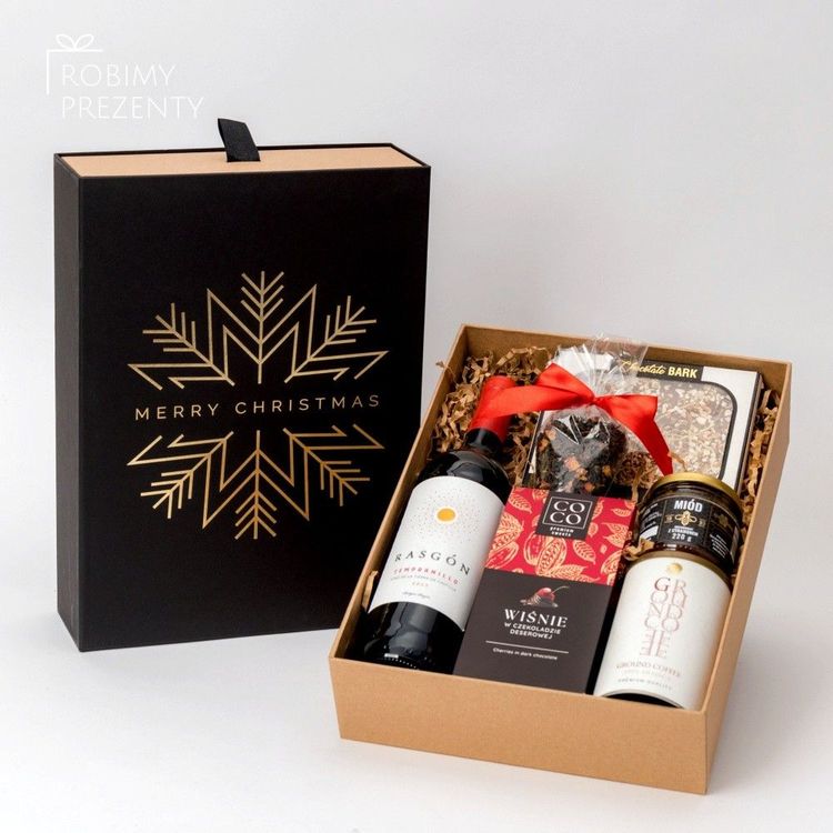 Świąteczny zestaw w brązowym pudełku kraft z czarną pokrywą, winem Rasgón, czekoladami i kawą Ground Coffee