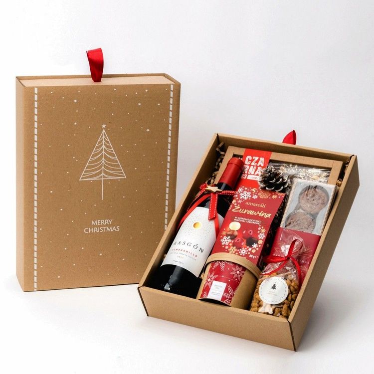 Świąteczne pudełko kraft brązowe ze wstążką i szyszką z winem, herbatą, żurawiną w czekoladzie i ciastkami