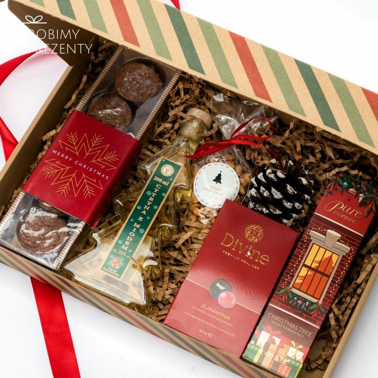 Świąteczne pudełko kraft z nalewką cytryna z miodem, ciastkami kakaowymi, żurawiną w czekoladzie Divine Chocolate i szyszką