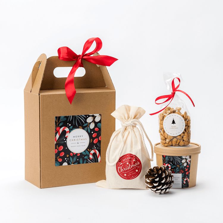 Świąteczny zestaw w pudełku kraft z uchwytami, ciastkami owsianymi, orzeszkami w karmelu i herbatą