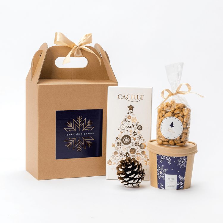 Świąteczna torba kraft z uchwytami i wstążką, czekoladą Cachet, orzeszkami w karmelu i herbatą zimową