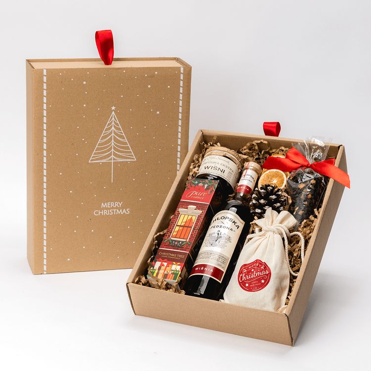 Świąteczny zestaw w brązowym pudełku kraft z wódką Chłopską, piernikami i dyfuzorem