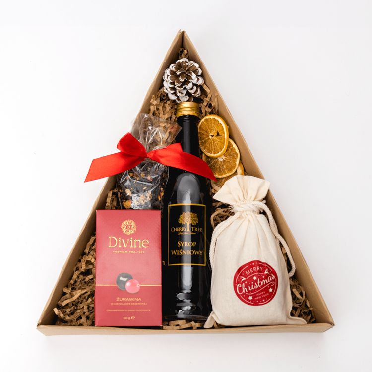 Świąteczne trójkątne pudełko kraft z syropem wiśniowym, żurawiną w czekoladzie Divine Chocolate, piernikami i herbatą
