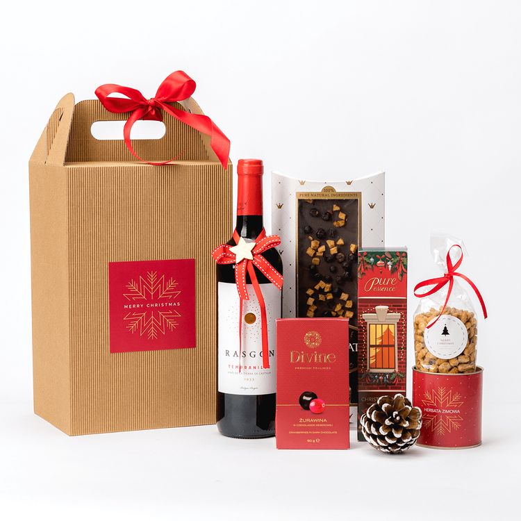 Świąteczna torba kraft z uchwytami i wstążką, winem, czekoladami żurawinowymi, dyfuzorem i herbatą
