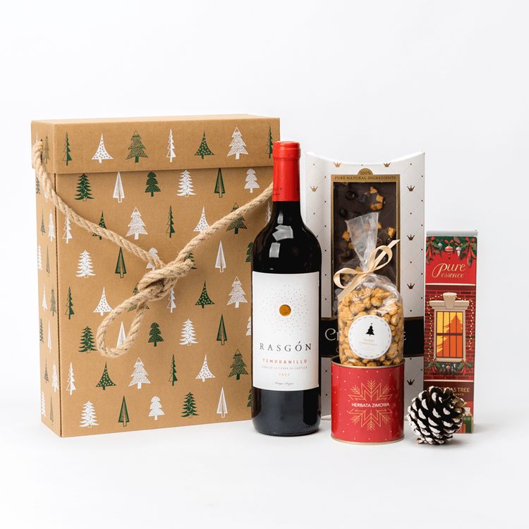 Świąteczne pudełko kraft z choinkami i uchwytami sznurkowymi, butelka Tempranillo, herbata Zimowa i słodycze