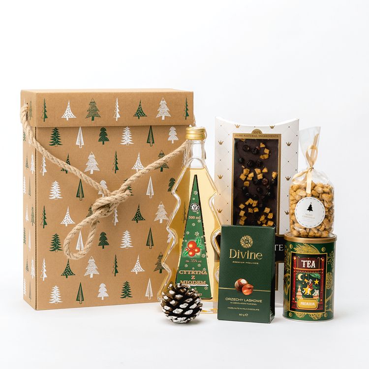 Świąteczne pudełko kraft z choinką i uchwytami sznurkowymi z likierem, herbatą i czekoladami