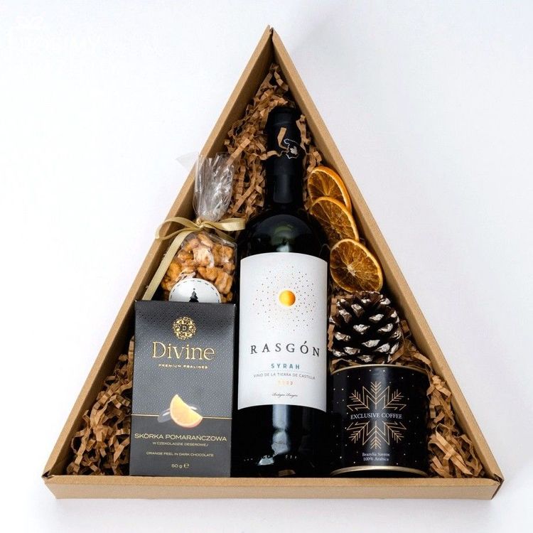 Świąteczny zestaw w trójkątnym pudełku kraft z winem Rasgón, czekoladą Divine Chocolate i kawą
