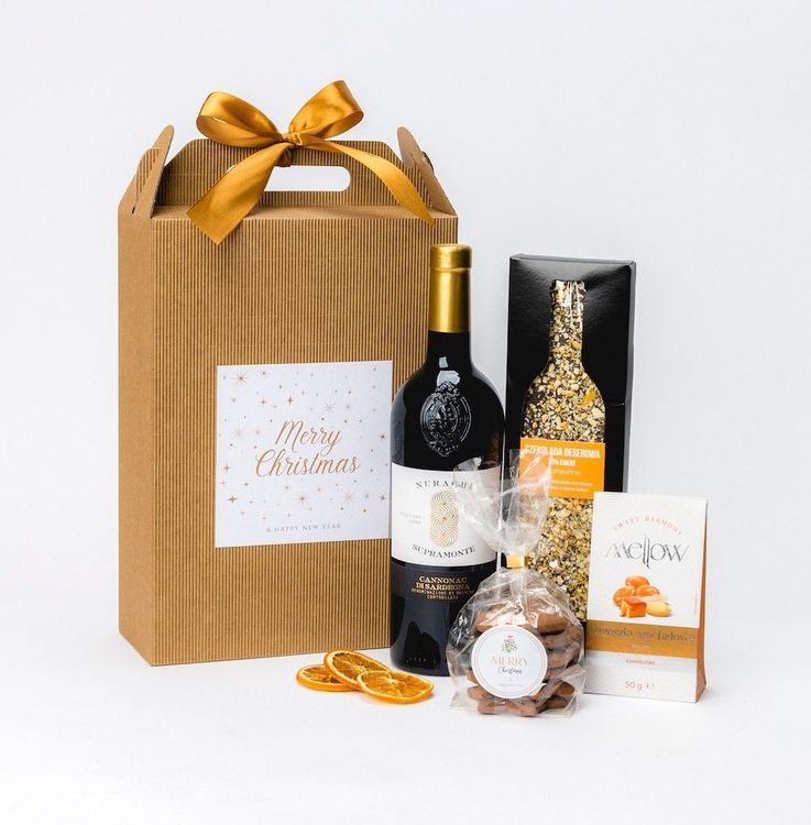 Świąteczny zestaw w prostokątnym pudełku kraft z uchwytami, czerwonym winem Nuraghe Crabioni, czekoladą i piernikami