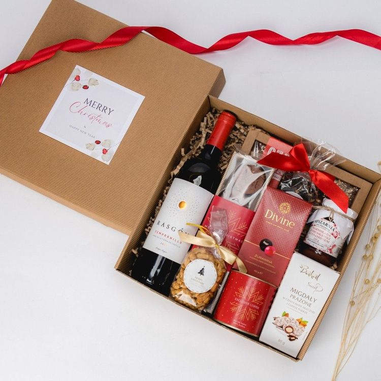Świąteczny zestaw w brązowym pudełku kraft z winem Tempranillo, żurawiną w czekoladzie i kawą