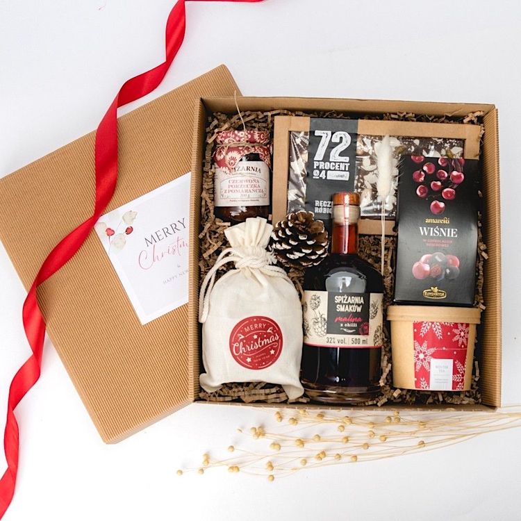 Świąteczne pudełko kraft z słoikiem porzeczki z pomarańczą, wiśniami w czekoladzie i herbatą winter tea