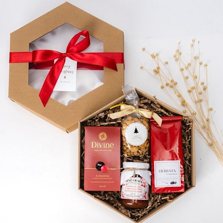 Świąteczne sześciokątne pudełko kraft z okienkiem, żurawina w czekoladzie, orzeszki w karmelu, marmolada i herbata