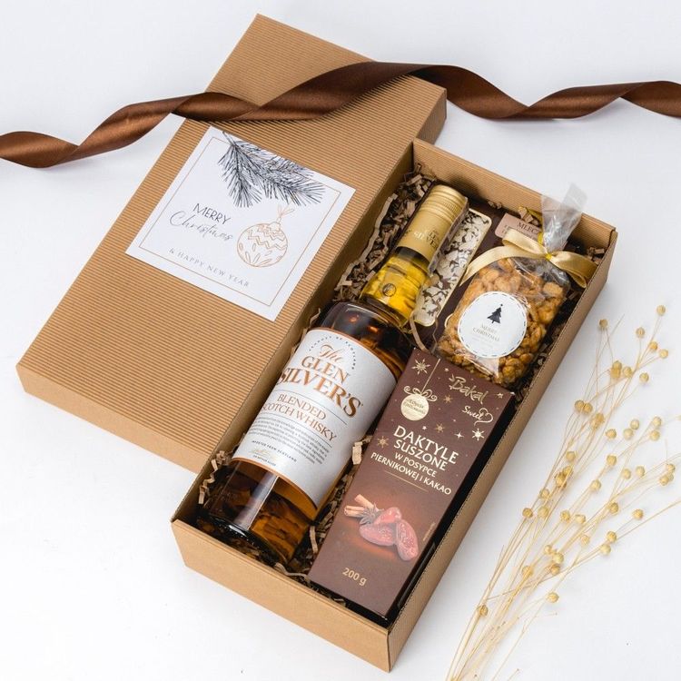 Świąteczne pudełko kraft z whisky Glen Silver's, orzechami w karmelu i daktylami
