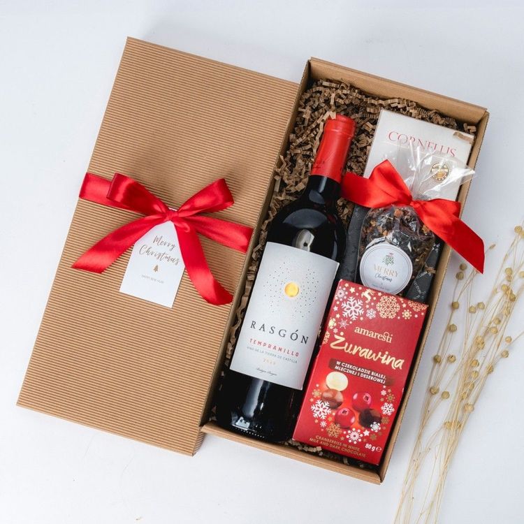 Świąteczny zestaw w brązowym pudełku kraft z czerwoną wstążką, winem Rasgón i czekoladą Cornellis 1888